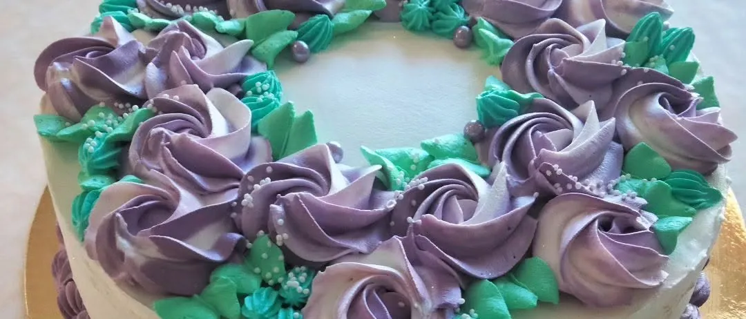 Particolare delle rose di panna montata su una torta decorata
