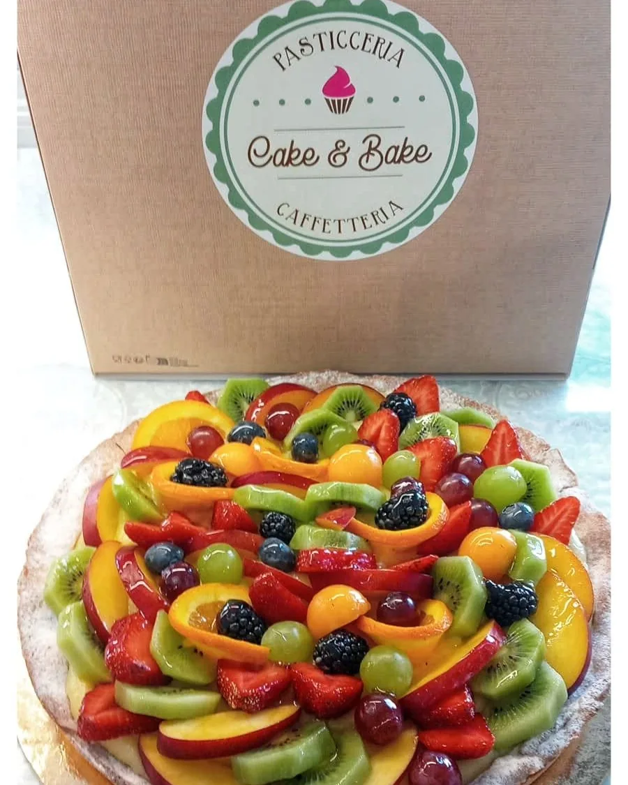 Crostata di frutta fresca con la scatola del negozio