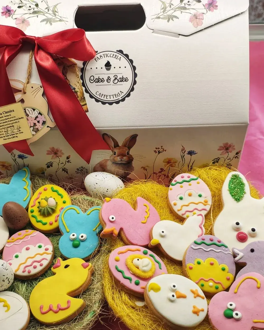 Biscotti decorati a forma di coniglio, pulcino e uovo con glassa colorata