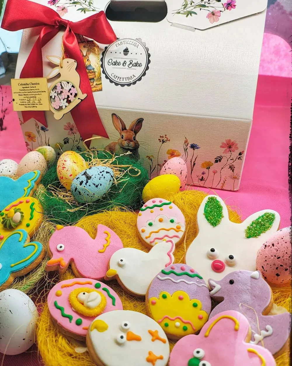 Confezione di colomba classica e biscotti pasquali decorati